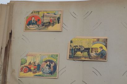 null Lot comprenant quatre albums de cartes postales anciennes.