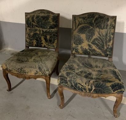 null Pair of chairs with straight back in molded and carved wood, the belt decorated...