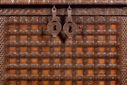 null Important exotic wood CHEST with iron hinges.

Burma - 19th century 

Size:...