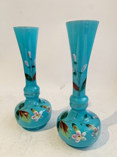  Paire de vases soliflores en verre opalin bleu, à décor émaillé polychrome de branchages...