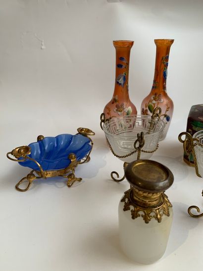  Lot de verrerie, opaline et céramique comprenant deux flacons, une paire de vases...