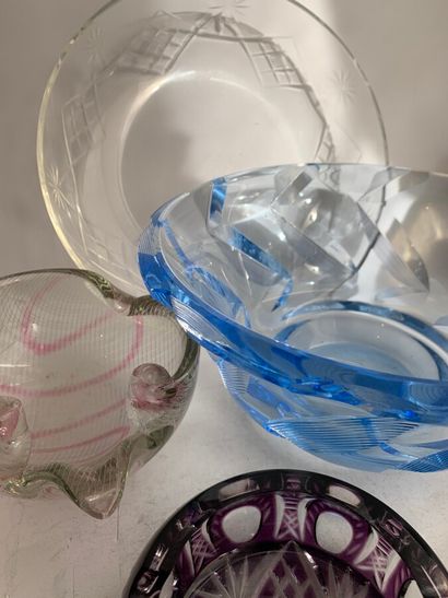  Lot en cristal et verre comprenant une coupe, un plat circulaire et deux vide-poches...