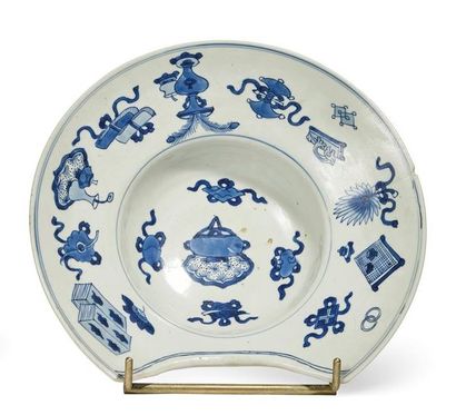 null CHINE 

Plat à barbe en porcelaine, à décor en camaïeu bleu sous couverte d'objets...