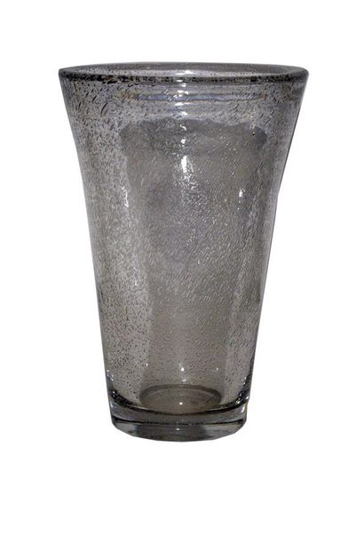 null DAUM Nancy

Grand VASE conique en verre bullé

Signé 

Vers 1950

Haut : 37...