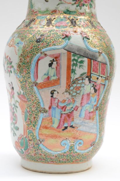 null CANTON 

Vase balustre en porcelaine à décor émaillé polychrome de dignitaires...