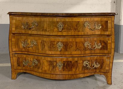 null Commode tombeau en placage de noyer et bronze doré ouvrant à trois tiroirs en...