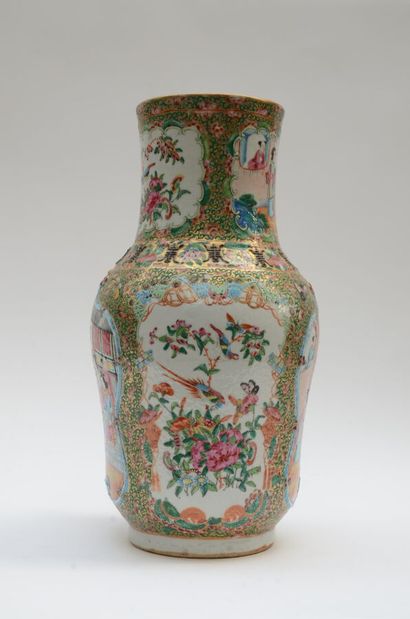 null CANTON 

Vase balustre en porcelaine à décor émaillé polychrome de dignitaires...