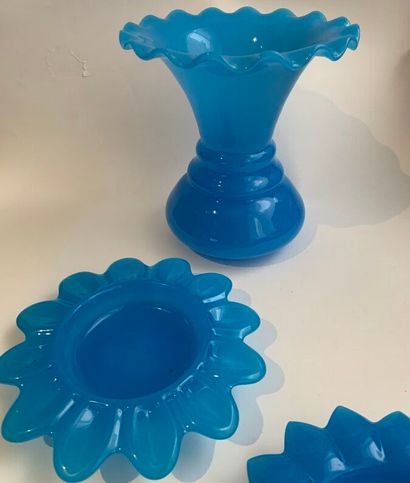  Vase chantourné et deux présentoirs en opaline bleue. 
Milieu du XIXe siècle. 
Hauteur...