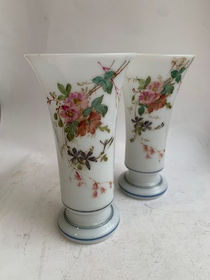  Paire de vases cornets en opaline blanche à décor polychrome de branchages fleuris...