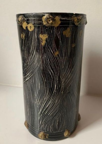 null Petit vase rouleau en céramique à décor émaillé polychrome d'une jeune femme...