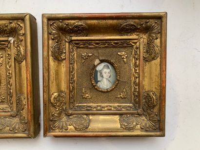 null Deux miniatures rondes à la gouache figurant les portraits d'une femme et d'un...