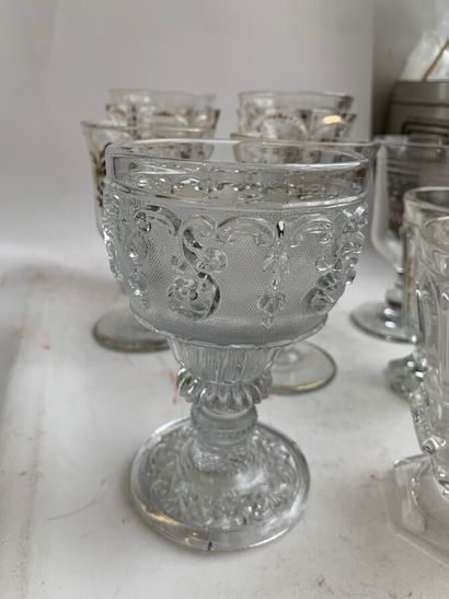 null Ensemble de verres à pied dépareillés en verre et cristal dont trois Baccarat.

Epoque...