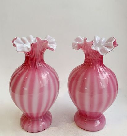  CLICHY (attribué à) 
Paire de vases en verre opalin rose et blanc, le col chantourné....