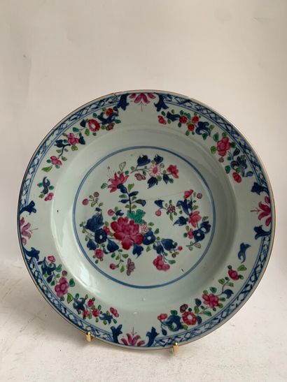 null COMPAGNIE DES INDES 

Lot comprenant deux assiettes en porcelaine, l'une à décor...