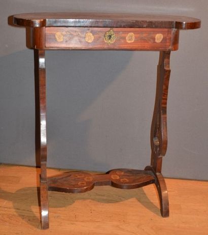 null Petite TABLE rognon en bois naturel ouvrant à un tiroir en ceinture, à décor...