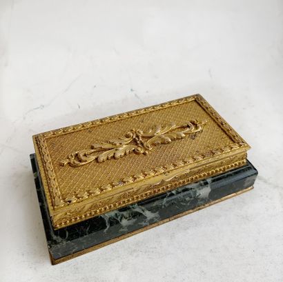 null Boîte à timbres en bronze doré et marbre vert de mer à trois compartiments,...
