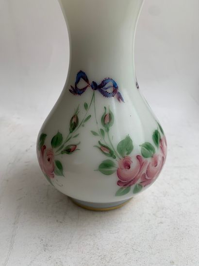  Vase cornet en opaline blanche à décor émaillé polychrome de fleurs et noeuds rubannés,...