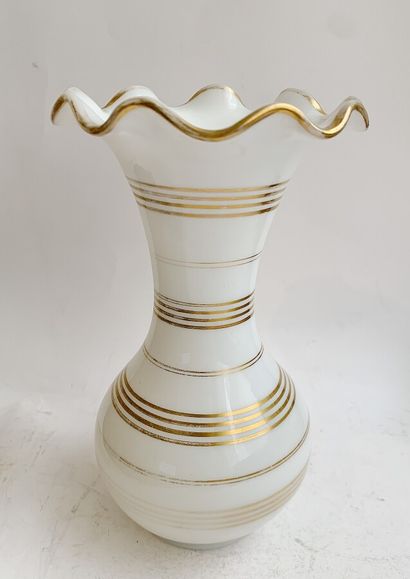  Vase cornet en opaline blanche et filets dorés, le col chantourné. 
Epoque Charles...