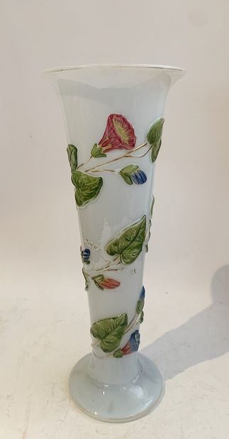  Vase cornet en verre opalin blanc, à décor polychrome de branchages fleuris en relief....