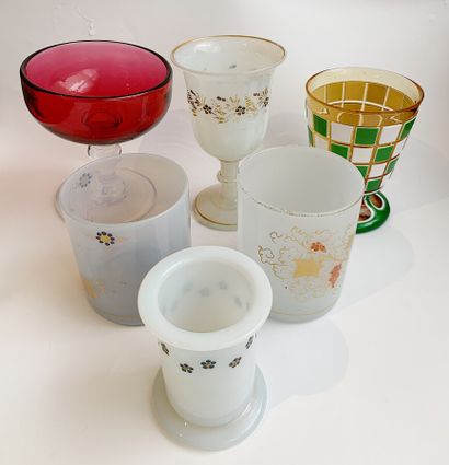 null Lot of various glasses and goblets in opaline, colored glass or overlay. 

XIXth...