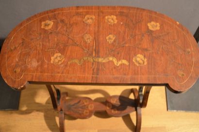 null Petite TABLE rognon en bois naturel ouvrant à un tiroir en ceinture, à décor...