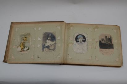 null Lot comprenant quatre albums de cartes postales anciennes.