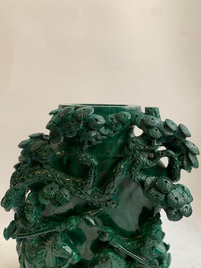 null CHINE 

Vase en malachite sculptée figurant des cavaliers dans un paysage forestier....