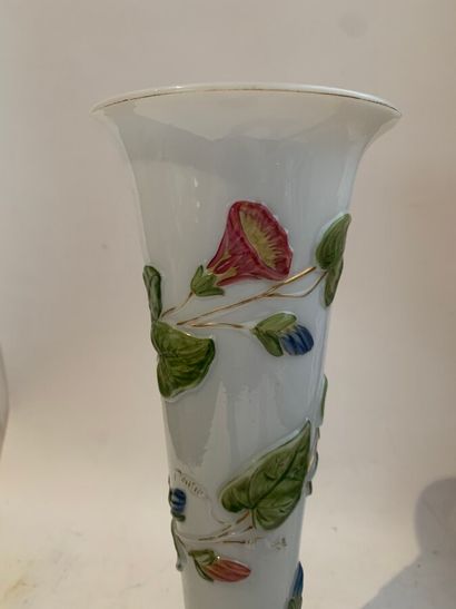 null Vase cornet en verre opalin blanc, à décor polychrome de branchages fleuris...