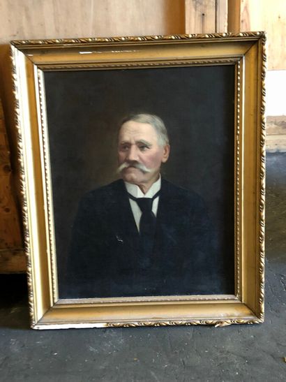 null Ecole du XIXe siècle 

Portrait d'homme 

Huile sur toile 

Hauteur : 80 cm...