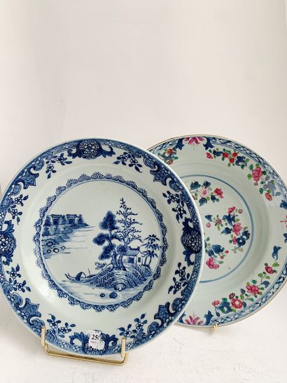 null COMPAGNIE DES INDES 

Lot comprenant deux assiettes en porcelaine, l'une à décor...