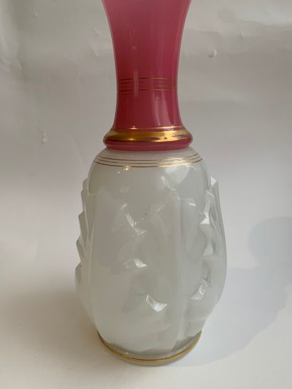null BACCARAT (attribué à) 

Vase cornet en verre opalin rose et blanc, la panse...