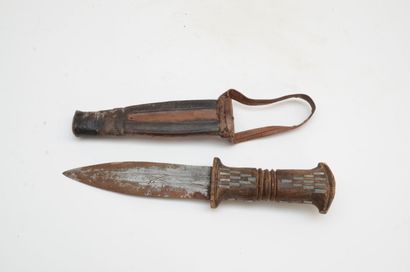 null Lot comprenant deux dagues Touareg et un sabre africain (Ethiopie ?)