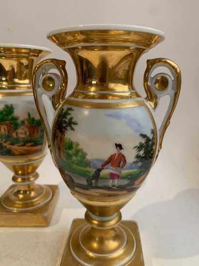 null PARIS 

Paire de vases balustres à deux anses en porcelaine, les panses à décor...