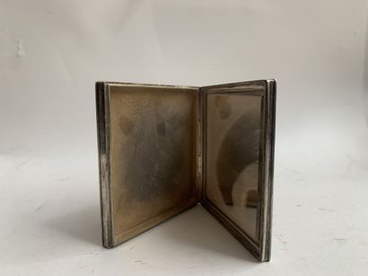 null Poudrier en métal laqué noir, l'intérieur garni d'un miroir. 

Vers 1930. 

Hauteur...