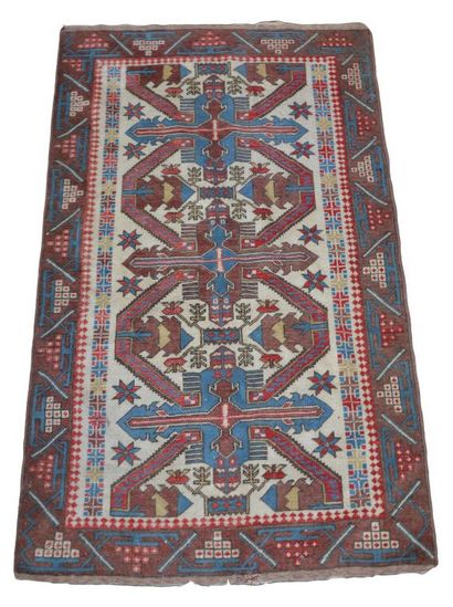 null Tapis Ghani-Kazak en laine polychrome à décor de motifs géométriques. 

Hauteur...