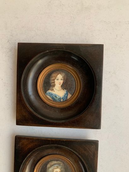 null Lot comprising two round miniatures depicting two portraits of women of quality....