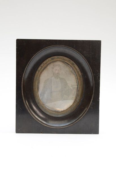 null VAUTHIER 

Daguerreotype figurant un portrait d'homme. 

Juillet 1847. 

Annotation...
