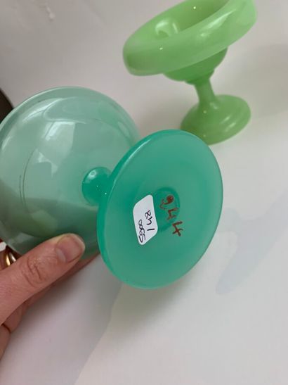 null Lot comprenant trois coupes baguiers en opaline verte et blanche, l'une à décor...