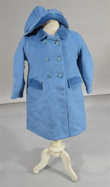 null Manteau d'enfant en drap de laine bleu ciel à col claudine et son chapeau assorti.

Taille...