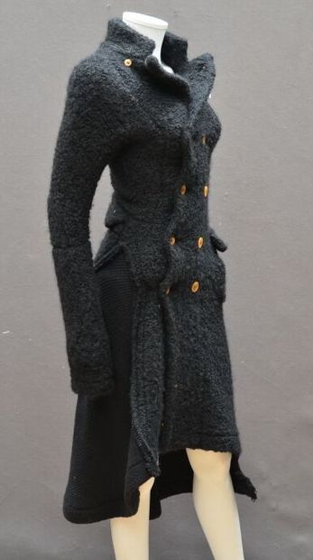 null COMME DES GARCONS - Robe-pull en laine bouclée noir à boutonnage asymétrique....