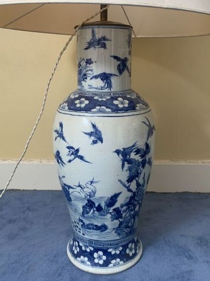 null CHINE 

Vase balustre en porcelaine à décor en camaïeu bleu d'oiseaux et de...