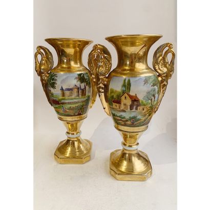null PARIS 

Paire de vases balustres en porcelaine, les deux anses simulant des...