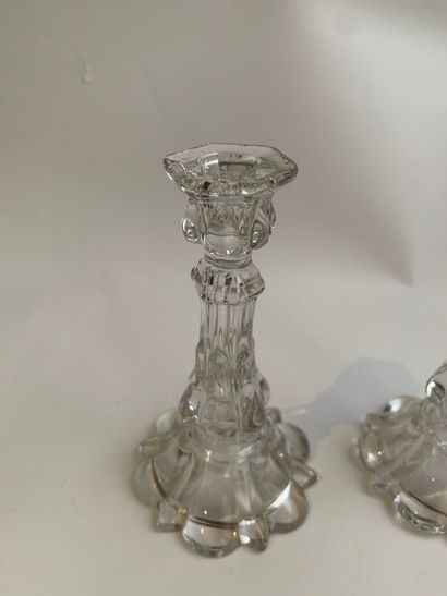 null BACCARAT (attribuée à) 

Paire de bougeoirs miniatures en cristal moulé. 

Epoque...