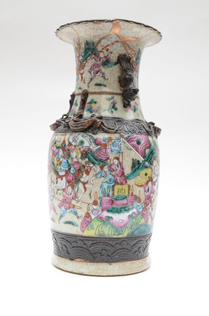 null NANKIN 

Vase balustre en porcelaine à décor émaillé polychrome de guerriers...