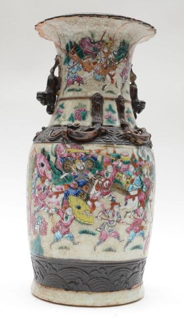 null NANKIN 

Vase balustre en porcelaine à décor émaillé polychrome de guerriers...