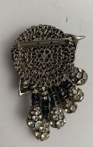 null Important brooch in metal, diamonds and blue pearls representing a bird. 

Very...