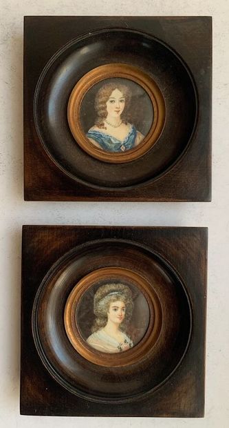 null Lot comprenant deux miniatures rondes figurant deux portraits de femmes de qualité....
