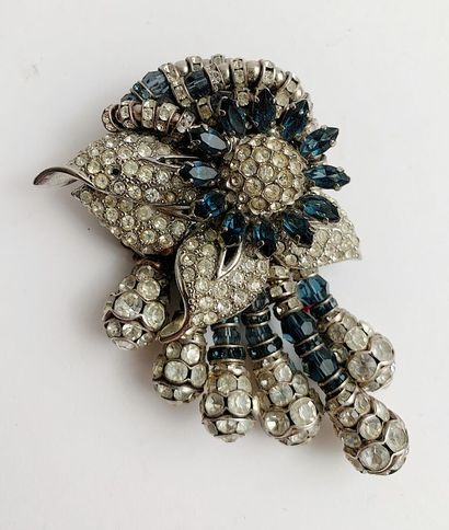 null Important brooch in metal, diamonds and blue pearls representing a bird. 

Very...
