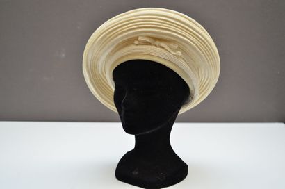 null CHRISTIAN DIOR Chapeaux Paris - New York - Grand béret en paille tressée blanche.

Années...