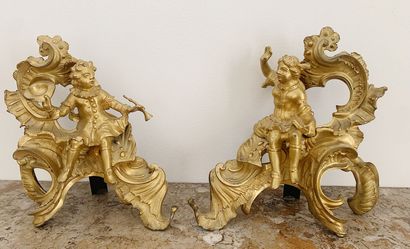 null Paire de chenets en bronze doré figurant un couple de musiciens assis sur des...
